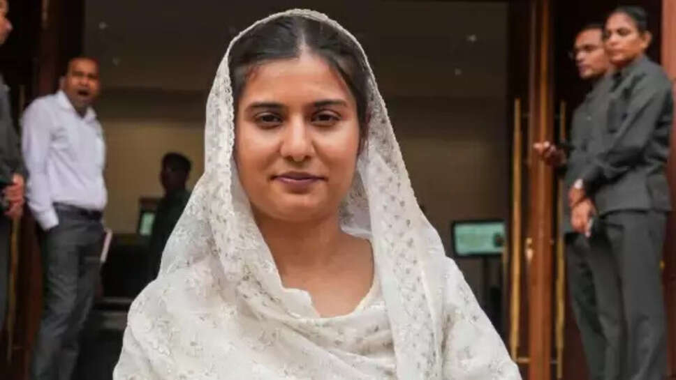 Iqra Hasan Age, Education, Father, Husband, Biography 