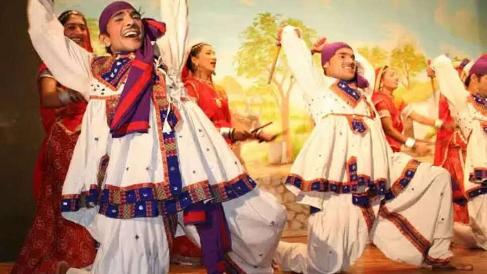 Traditional Dress of Madhya Pradesh Men & Women