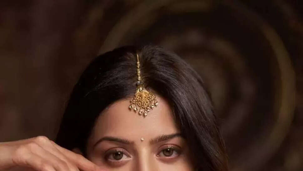 Vedhika's Age, Biography, Height, Weight, Movies, Husband 