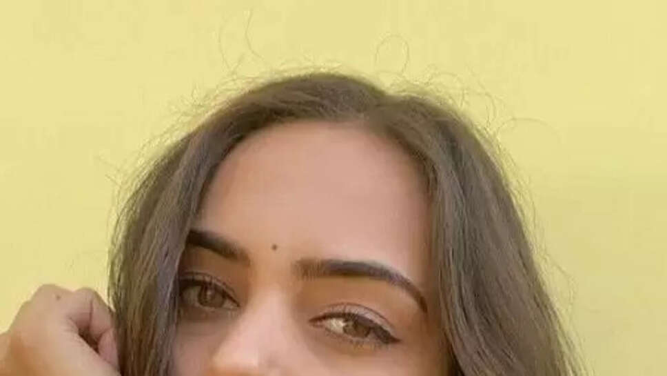 Himanshi Parashar Biography, Age, Height, Career, Family & Net Worth, Boyfriend 