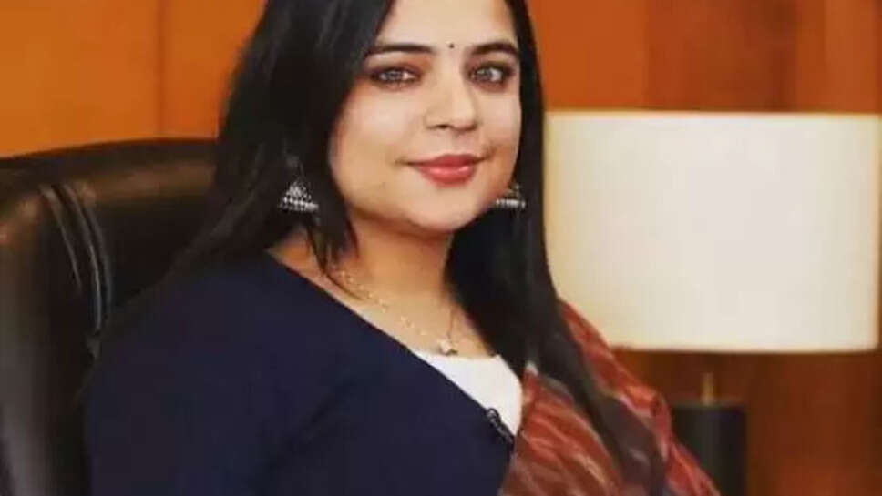 IAS Saloni Khanna Age, Biography, Husband, Family, Wiki, Pics