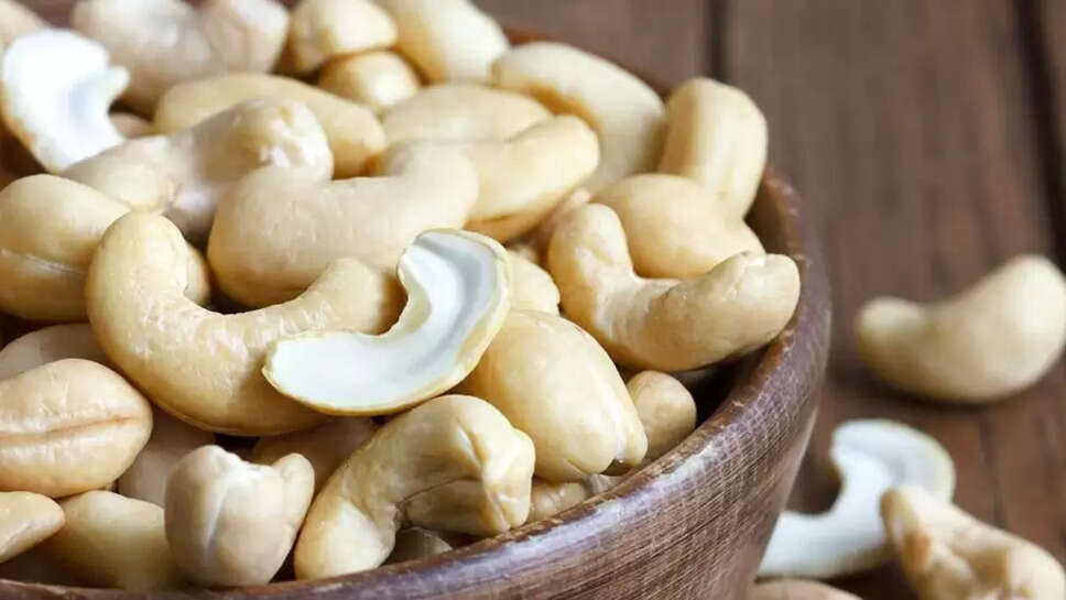 Top 5 Benefits Of Cashew Nuts For Skin, Hair & Eyes