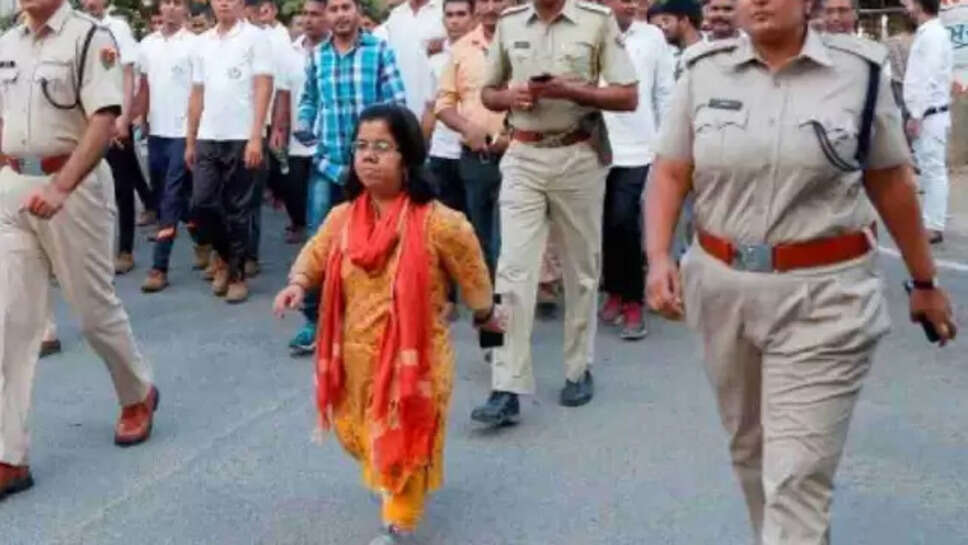 India's Shortest IAS Officer - Arti Dogra, Rank, Husband, Age, Biography 