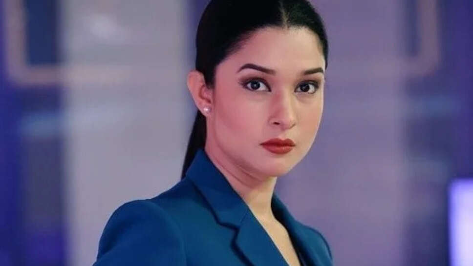 Meenakshi Joshi Biography, Age, Height, Career, Salary And Net Worth