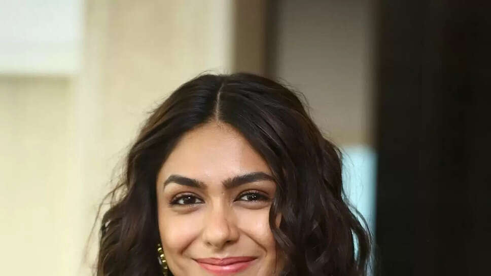Mrunal Thakur, Age, Height, Weight, Size, Birthday, Husband, Family, Biography In 2025    